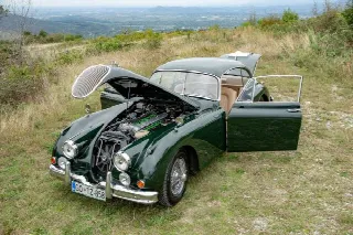 Foto 3 di 15: JAGUAR XK 150 FHC  