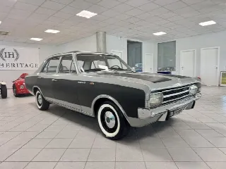 Foto 3 di 32: OPEL Rekord 1.9 C Lusso Automatic/Clima 