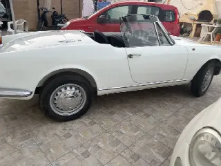 Foto 1 di 8: ALFA ROMEO Giulietta Spider 