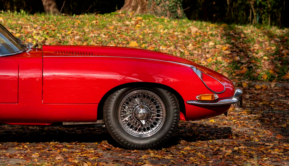 Una fiammante Jaguar E-Type 4.2 spider rossa