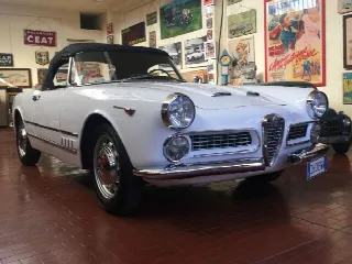 Foto 1 di 10: ALFA ROMEO 2000 Spider Touring  