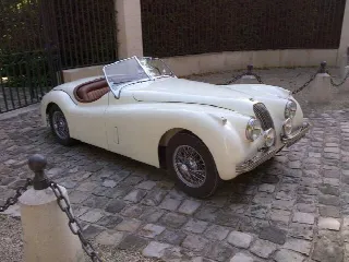 Foto 4 di 10: JAGUAR XK 120  