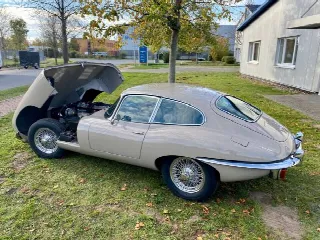 Foto 5 di 7: JAGUAR E-TYPE SII (1967-1971) FHC Serie 2 LHD 4,2 