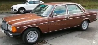 Foto 7 di 7: MERCEDES-BENZ 300 D    