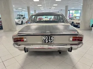 Foto 6 di 32: OPEL Rekord 1.9 C Lusso Automatic/Clima 