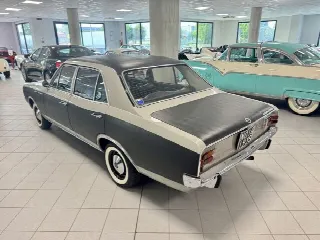 Foto 9 di 32: OPEL Rekord 1.9 C Lusso Automatic/Clima 
