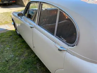Foto 8 di 35: JAGUAR 420 Saloon 