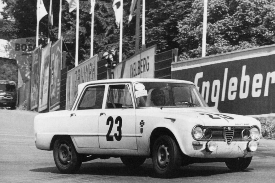 ALFA ROMEO GIULIA TI SUPER 1963: LA BERLINA CHE VINCEVA LE CORSE