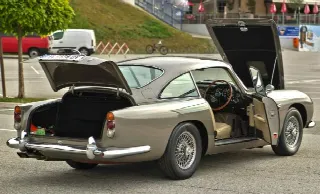 Foto 2 di 6: ASTON MARTIN DB5  
