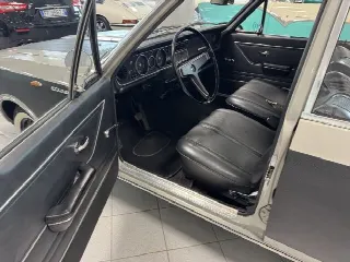 Foto 11 di 32: OPEL Rekord 1.9 C Lusso Automatic/Clima 