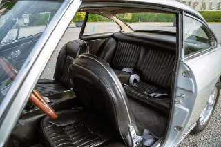 Foto 6 di 21: FERRARI 330 GT 2+2 - Series I ‘Interim’ - 1 of 124 examples built - Ferrari Classiche certificate - **original interior**