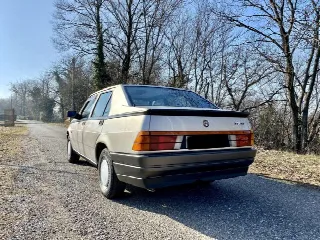 Foto 3 di 5: ALFA ROMEO 75 1.8 Carburatori 