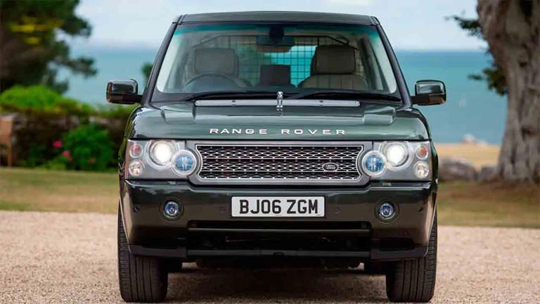 La Range Rover Supercharged Vogue SE della Regina Elisabetta II è stata battuta all'asta a 175.500 sterline