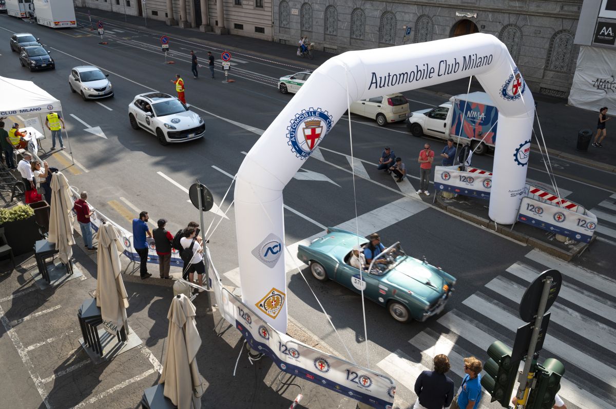 Il Presidente Geronimo La Russa ha organizzato durante il passaggio della 1000 Miglia una grande festa per i 120 anni di ACI Milano