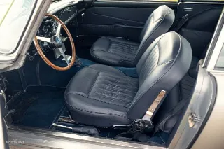 Foto 18 di 20: ASTON MARTIN DB5  Finished in the legendary Silver Birch colour 