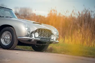 Foto 9 di 20: ASTON MARTIN DB5  Finished in the legendary Silver Birch colour 