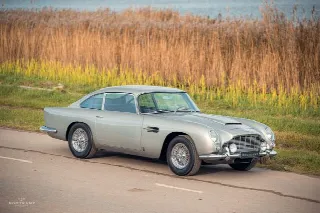 Foto 8 di 20: ASTON MARTIN DB5  Finished in the legendary Silver Birch colour 