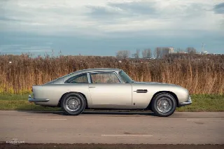 Foto 11 di 20: ASTON MARTIN DB5  Finished in the legendary Silver Birch colour 