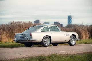 Foto 13 di 20: ASTON MARTIN DB5  Finished in the legendary Silver Birch colour 