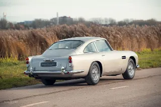 Foto 14 di 20: ASTON MARTIN DB5  Finished in the legendary Silver Birch colour 