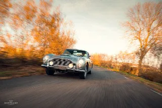 Foto 2 di 20: ASTON MARTIN DB5  Finished in the legendary Silver Birch colour 