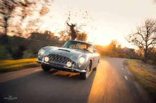 Foto 1 di 20: ASTON MARTIN DB5  Finished in the legendary Silver Birch colour 