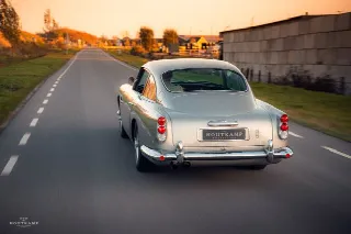 Foto 7 di 20: ASTON MARTIN DB5  Finished in the legendary Silver Birch colour 