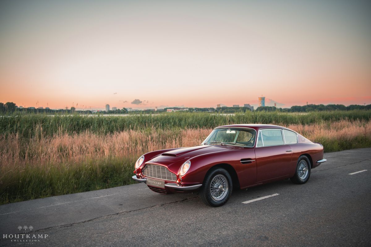 ASTON MARTIN DB6(1965-1971) Fitted with power steering since new