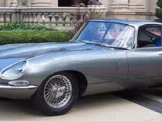 Foto 1 di 5: JAGUAR E-Type SI (1961-1968) 3.8 Coupé Flat Floor