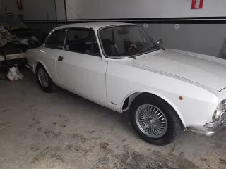 Foto 2 di 6: ALFA ROMEO GT veloce 2000