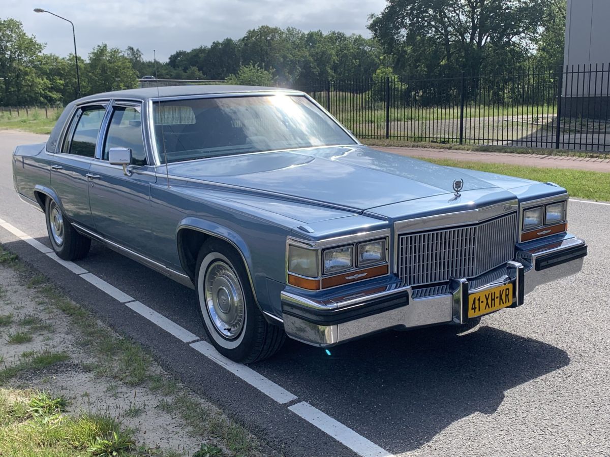 CADILLAC Fleetwood  
