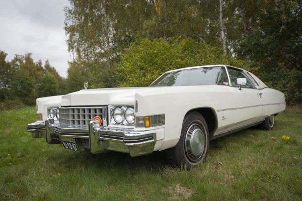 CADILLAC Fleetwood