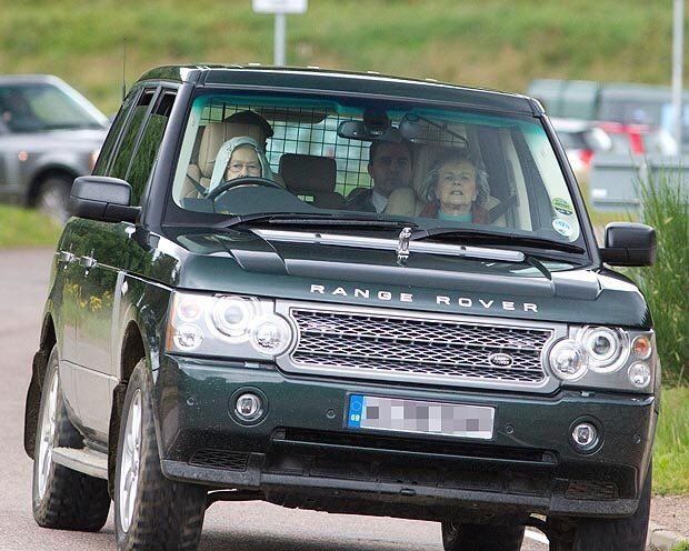 La Range Rover Supercharged Vogue SE della Regina Elisabetta II è stata battuta all'asta a 175.500 sterline