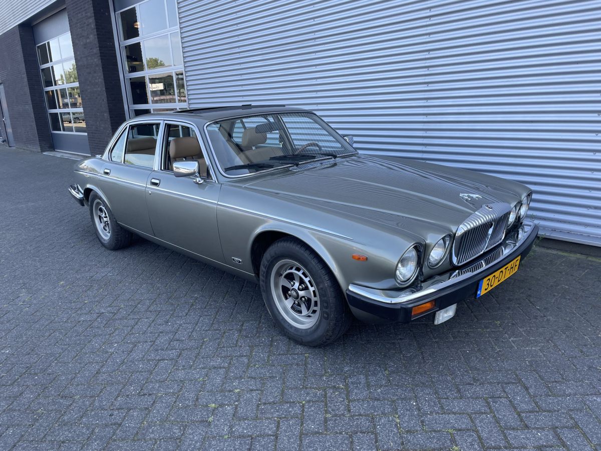 DAIMLER Double Six   