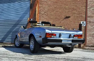 Foto 3 di 6: FIAT 124  