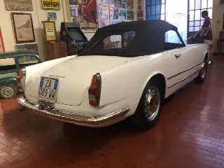 Foto 2 di 10: ALFA ROMEO 2000 Spider Touring  