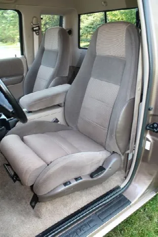 Foto 6 di 6: MAZDA B3000 