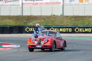 Foto 29 di 40: JAGUAR XK 120 OTS SE 