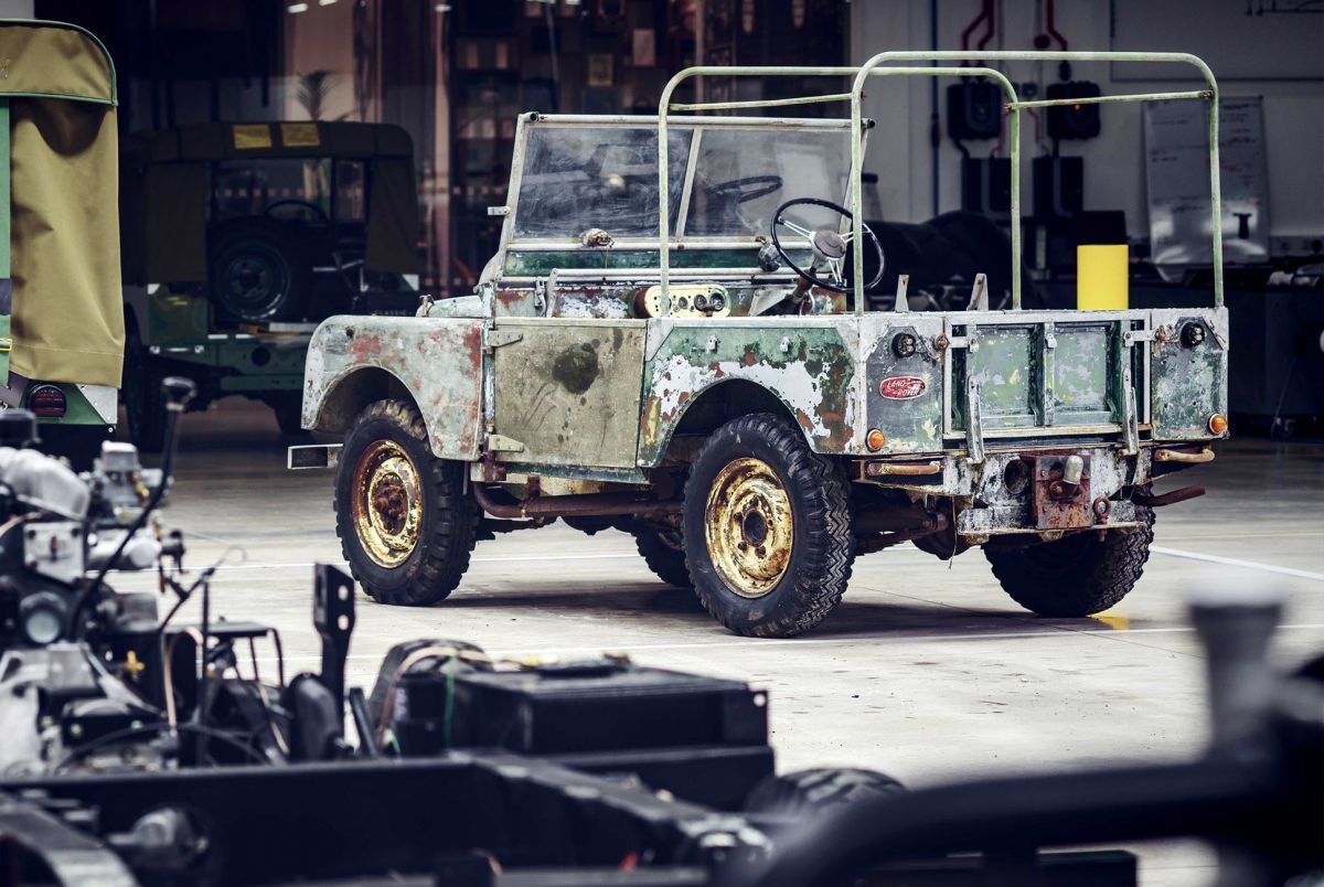La prima Land Rover della storia ritrovata in un prato nel Galles