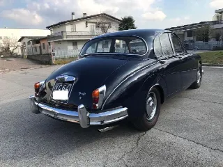 Foto 4 di 5: JAGUAR Daimler 250 