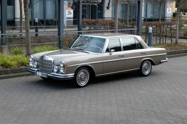 MERCEDES-BENZ 300 SEL W 109