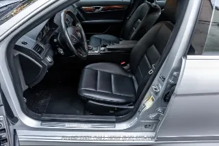 Foto 16 di 24: 2010 Mercedes Benz C 300