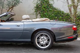 Foto 19 di 24: 2001 Jaguar XK8