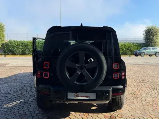 Foto 24 di 35: LAND ROVER Defender