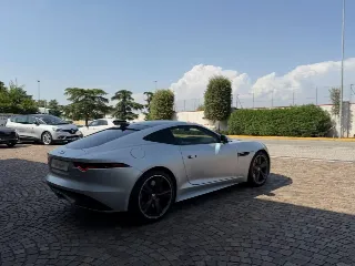 Foto 4 di 22: JAGUAR F-Type