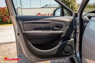Foto 28 di 37: RENAULT Scenic