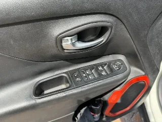 Foto 15 di 18: JEEP Renegade