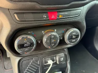 Foto 18 di 18: JEEP Renegade