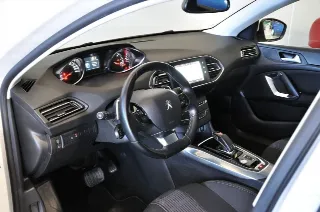 Foto 18 di 28: Peugeot 308 BlueHDi 130 S&S EAT8 SW Allure IVA ESPOSTA