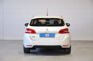 Foto 27 di 28: Peugeot 308 BlueHDi 130 S&S EAT8 SW Allure IVA ESPOSTA